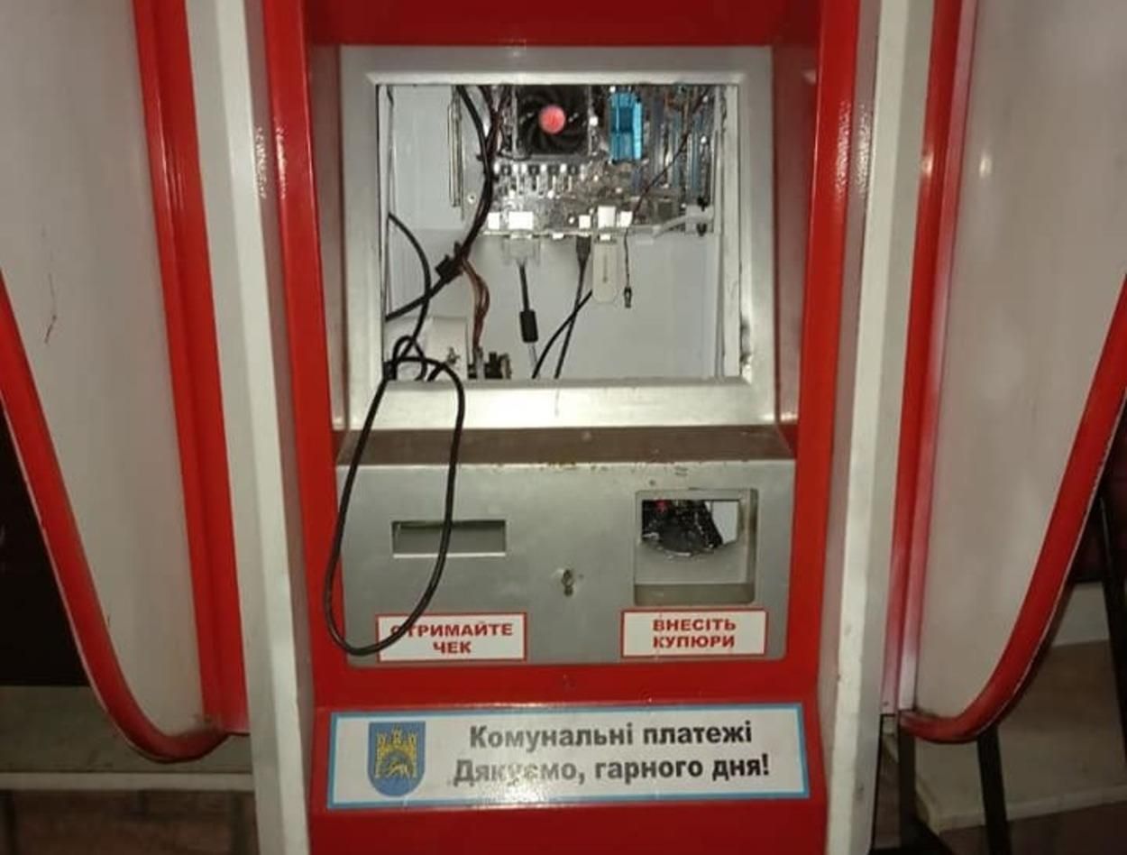 Заховався в кущах: львівські патрульні знайшли хулігана за слідами на снігу – фото Заховався в кущах: львівські патрульні знайшли хулігана за слідами на снігу – фото