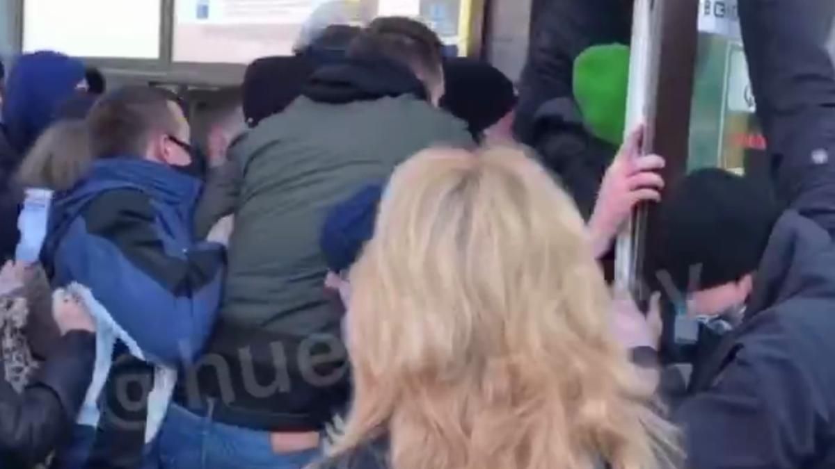 Киевляне устроили ужасную давку чтобы попасть в секонд хенд Киевляне устроили ужасную давку чтобы попасть в секонд хенд