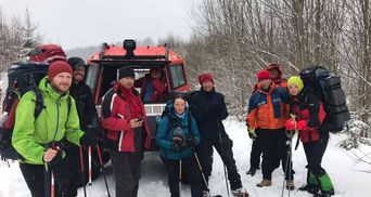 Карпатські рятувальники відшукали в горах групу туристів: фото
