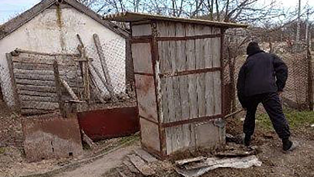 На Херсонщині знайшли мертве немовля в туалеті На Херсонщині знайшли мертве немовля в туалеті