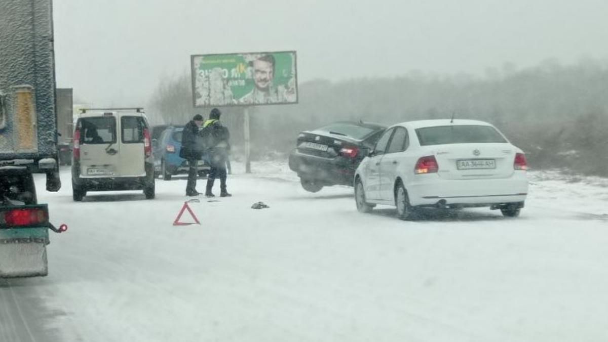 На выезде из Киева на трассе произошла авария с участием почти 10 авто