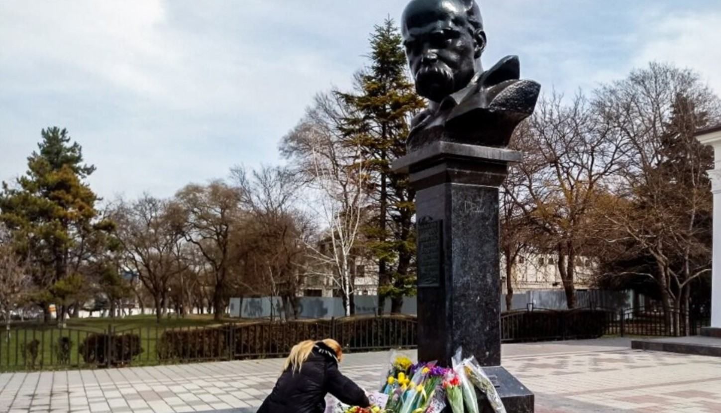 Клали квіти до пам'ятника Шевченка: у Криму затримали 2 українців 