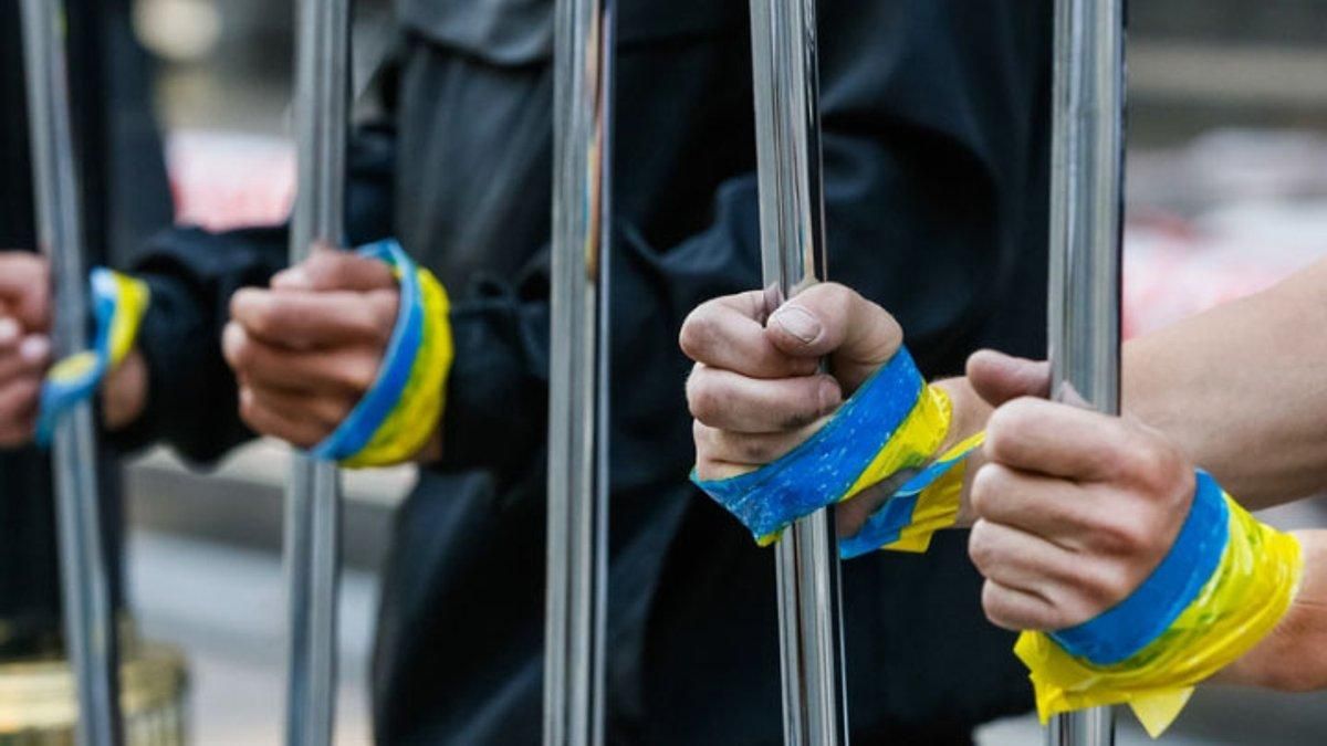 В оккупированном Крыму и на Донбассе содержат около 400 украинцев
