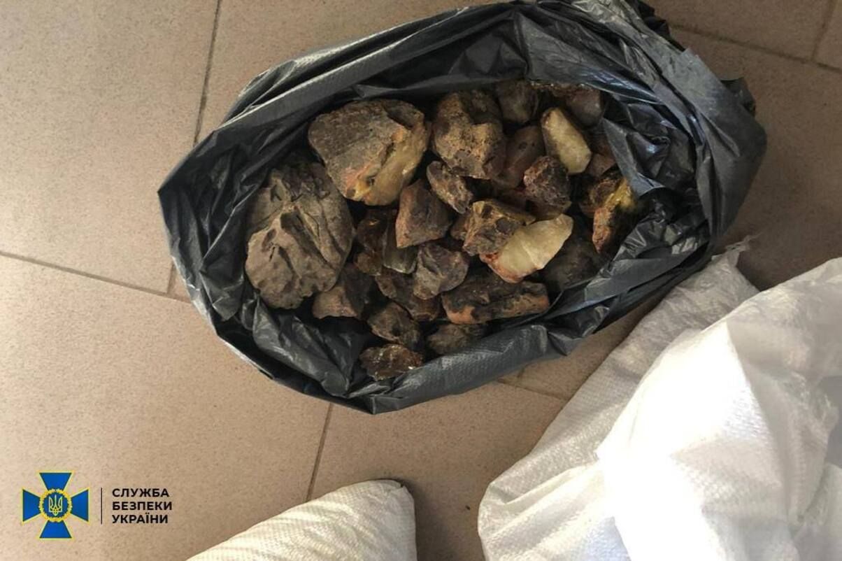 На Рівненщині виявили контрабанду бурштину на 2 мільйони На Рівненщині виявили контрабанду бурштину на 2 мільйони