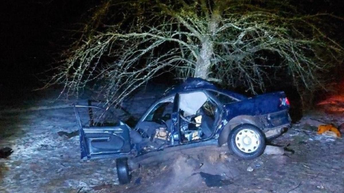 Підлітки покатались: на Рівненщині авто влетіло  у дерево – є жертви