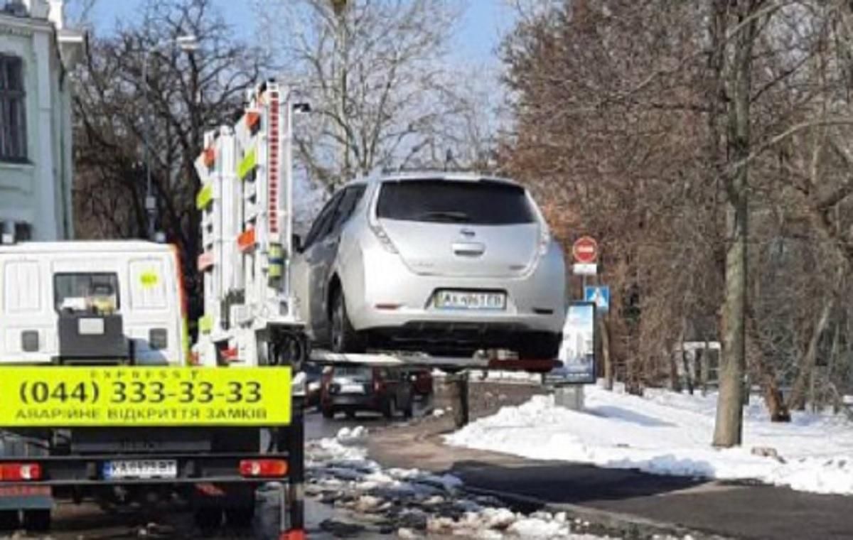 У Києві евакуювали авто слуги народу Куницького - фото У Києві евакуювали авто слуги народу Куницького - фото