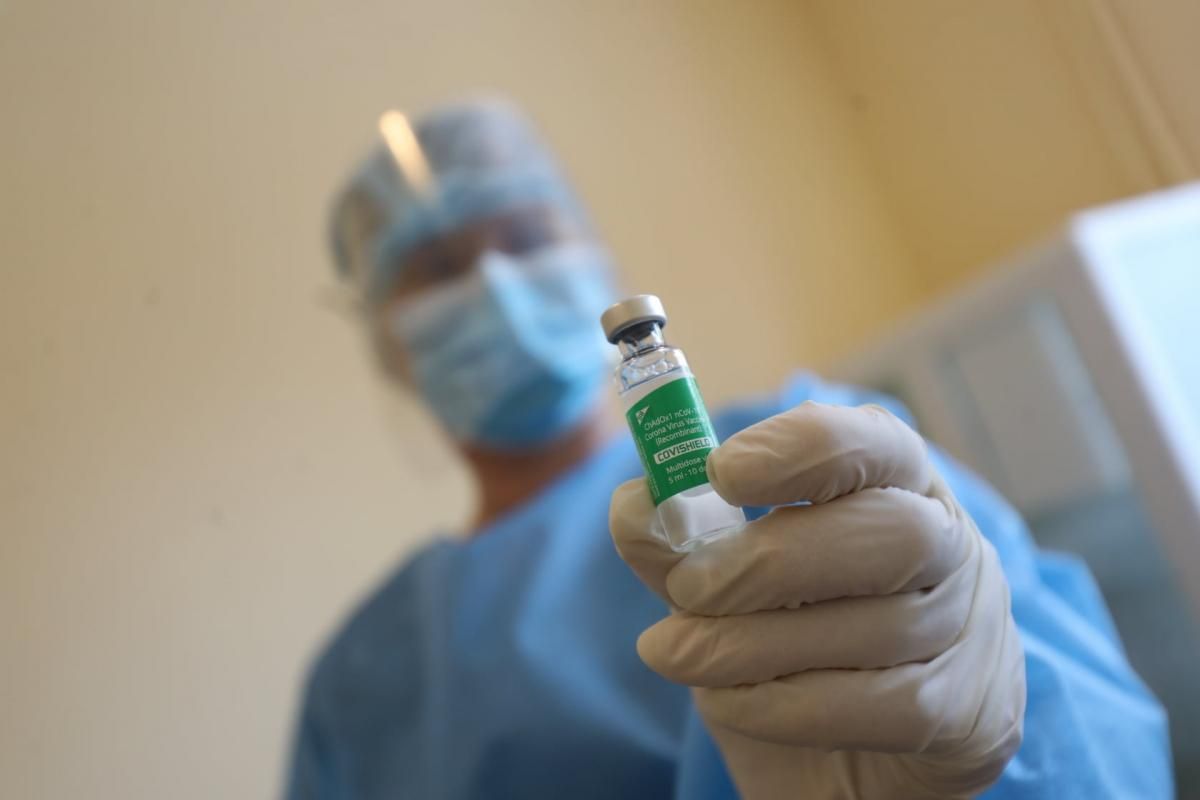 У чергу на вакцинацію від COVID-19 записалися сотні тисяч українців