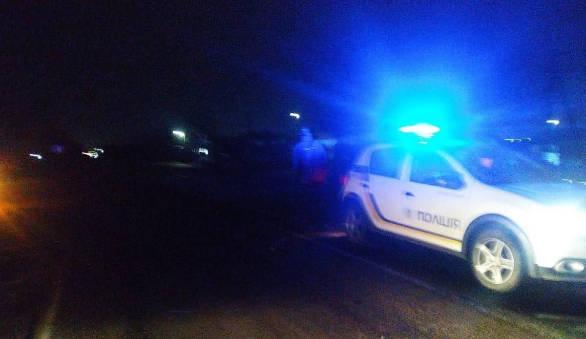 Под Одессой автомобиль наехал на женщину, лежащую на проезжей части Под Одессой автомобиль наехал на женщину, лежащую на проезжей части