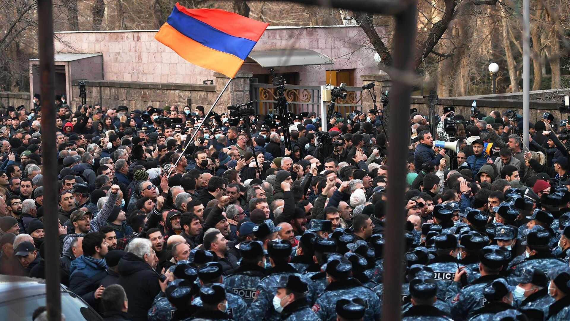 Криза у Вірменії: Пашинян зустрівся з президентом Саркісяном – у Єревані сталися сутички