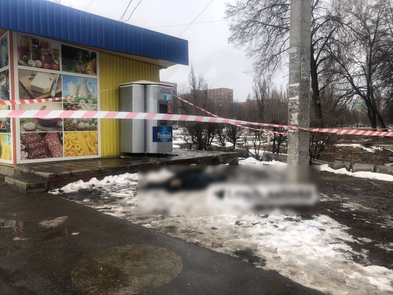 В Харькове на улице внезапно умер парень: фото и видео 18+
