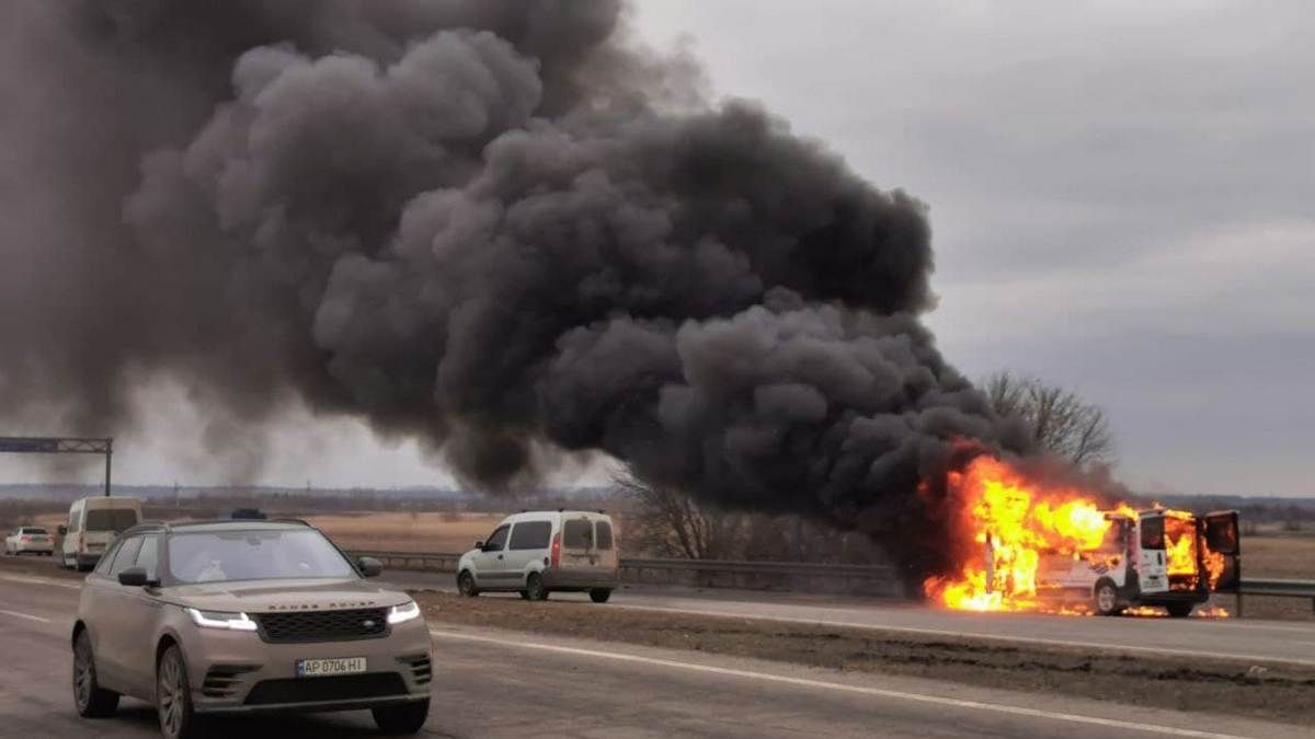 На трасі між Дніпром і Харковом 14.03.2021 спалахнув мікроавтобус