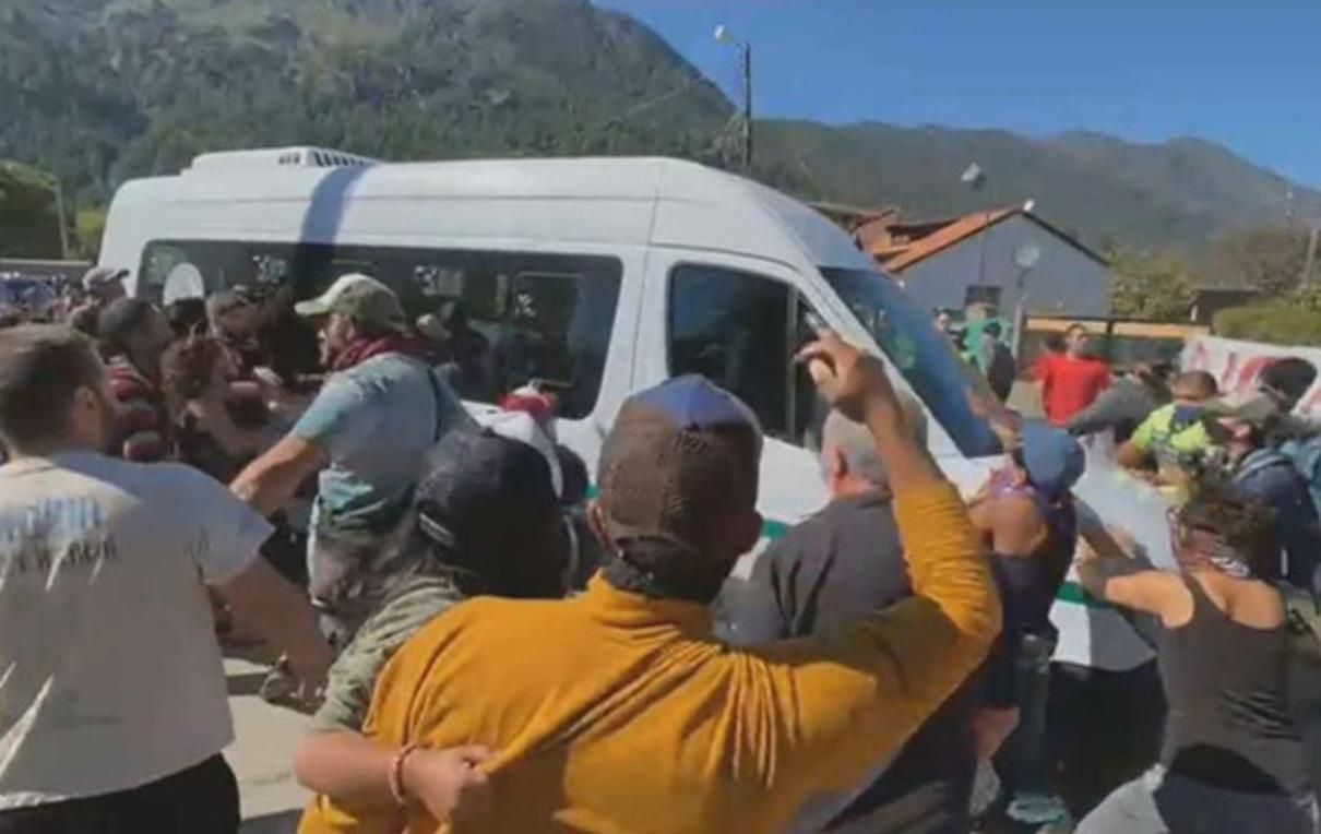 В Аргентине толпа забросала камнями автобус президента: видео