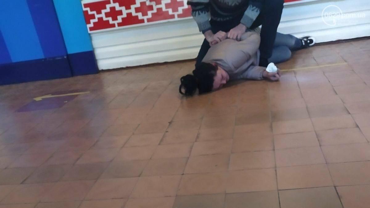 В Мариуполе пьяный мать забирала ребенка из школы: директор ее скрутил В Мариуполе пьяный мать забирала ребенка из школы: директор ее скрутил