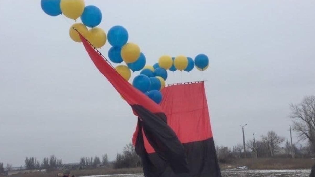 Над Донбасом запустили червоно-чорний прапор: яскраві фото