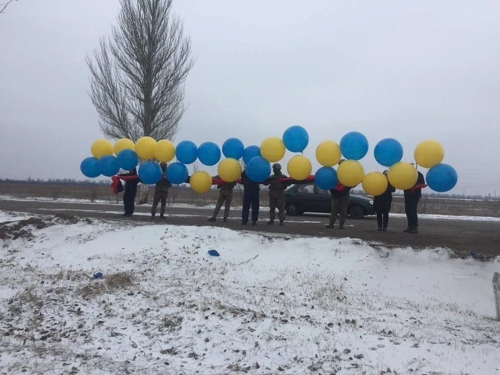 Волонтери запускають прапор 