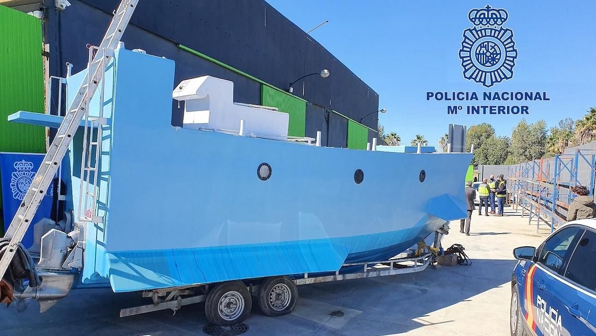 В Іспанії у саморобному підводному човні знайшли 22 тонни наркотиків