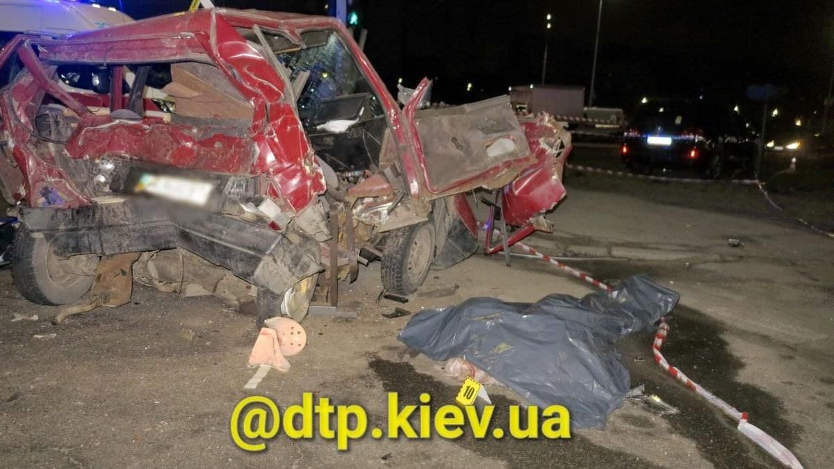 У Києві водій Land Cruiser розтрощив Skoda, загинули 2 людей