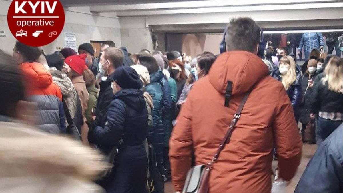 У метро Києва на станції Почайна утворилася жахлива тиснява