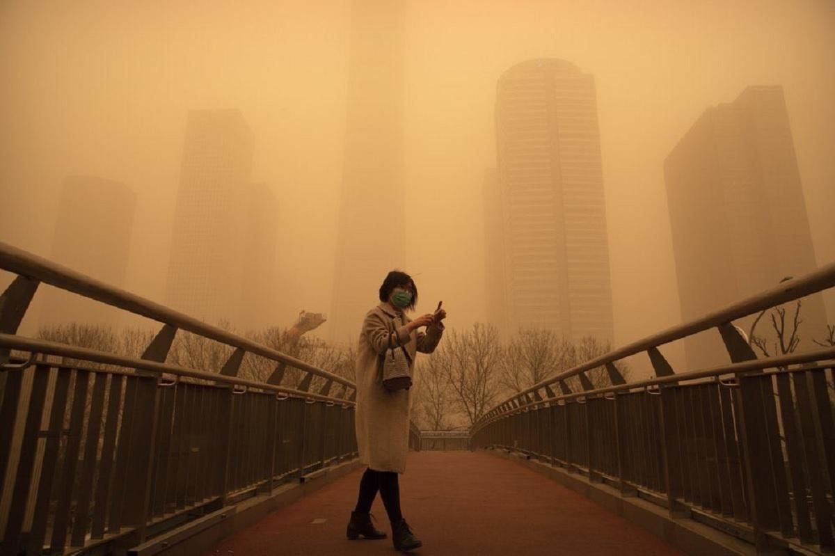 Китай накрыла сильнейшая песчаная буря за 10 лет: фото, видео