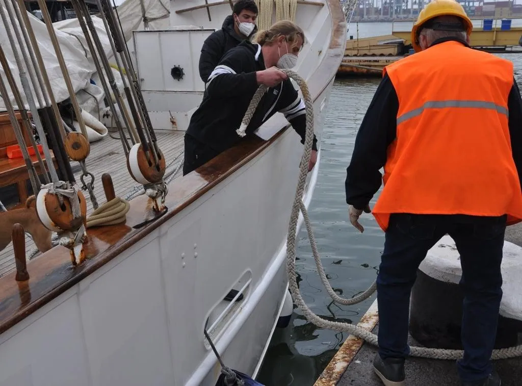 Працівники Одеського порту пришвартували 105-річну яхту Працівники Одеського порту пришвартували 105-річну яхту