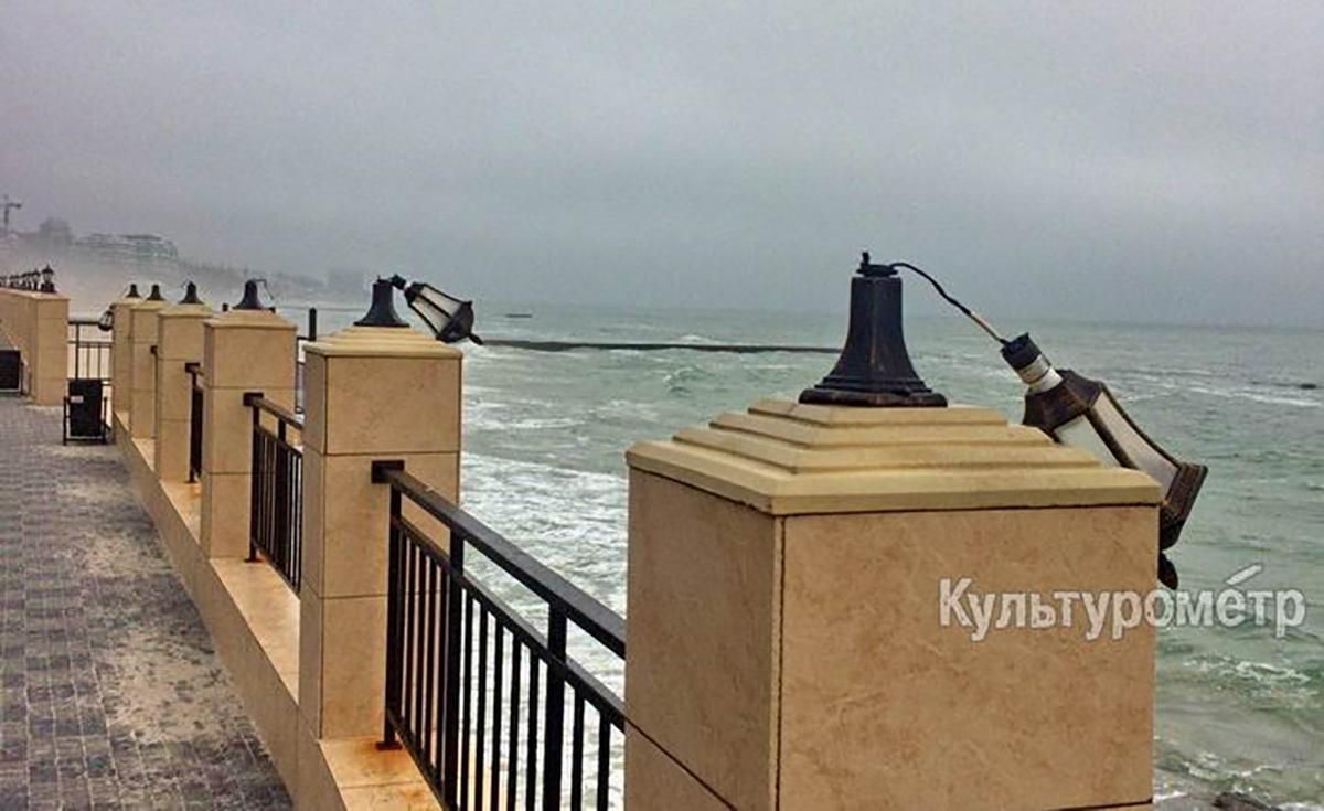 В Одессе сломали более десятка новых фонарей: детали В Одессе сломали более десятка новых фонарей: детали