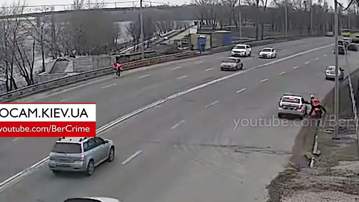 У Києві кур'єр Rocket відчайдушно тікав від поліції У Києві кур'єр Rocket відчайдушно тікав від поліції