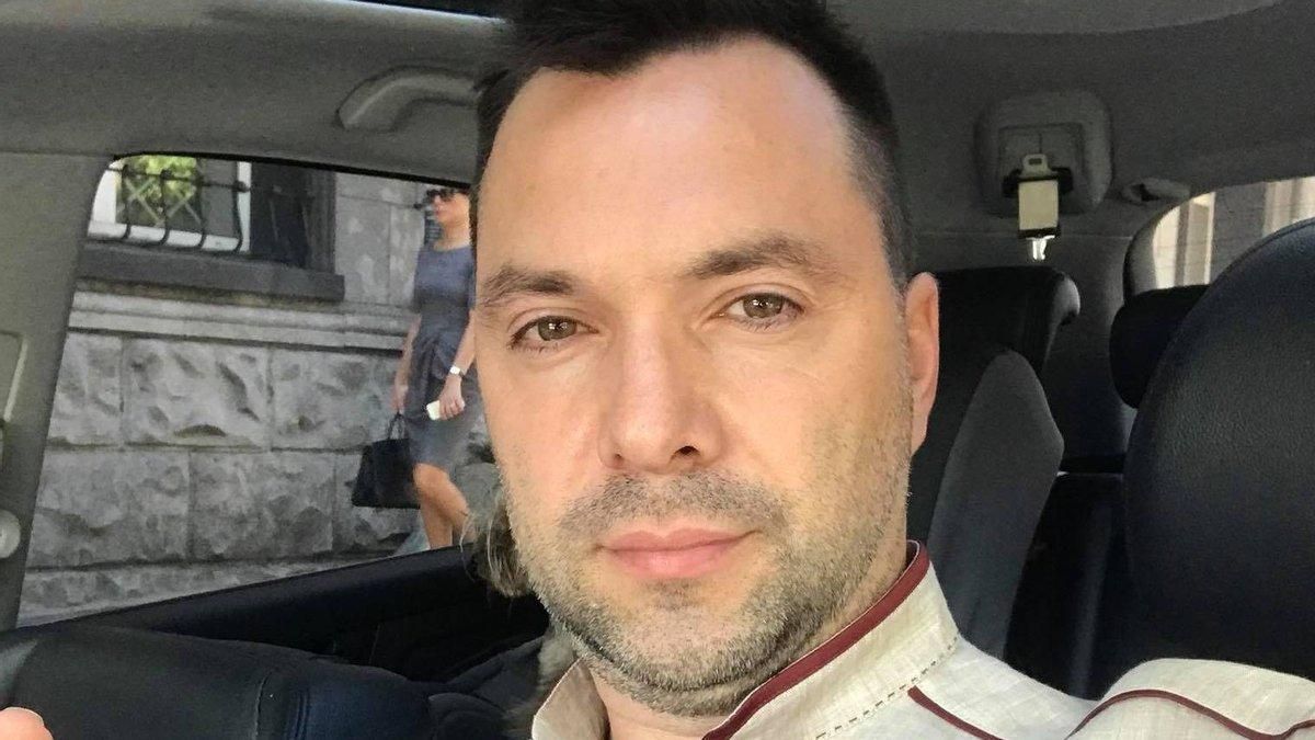 Арестович обматерил мужчину за просьбу писать на украинском языке Арестович обматерил мужчину за просьбу писать на украинском языке