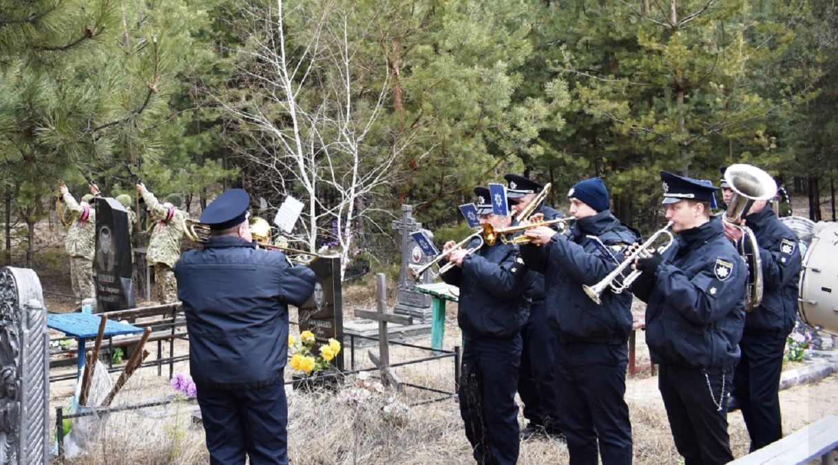 На Луганщине простились с воином Дмитрием Бухтияровым На Луганщине простились с воином Дмитрием Бухтияровым