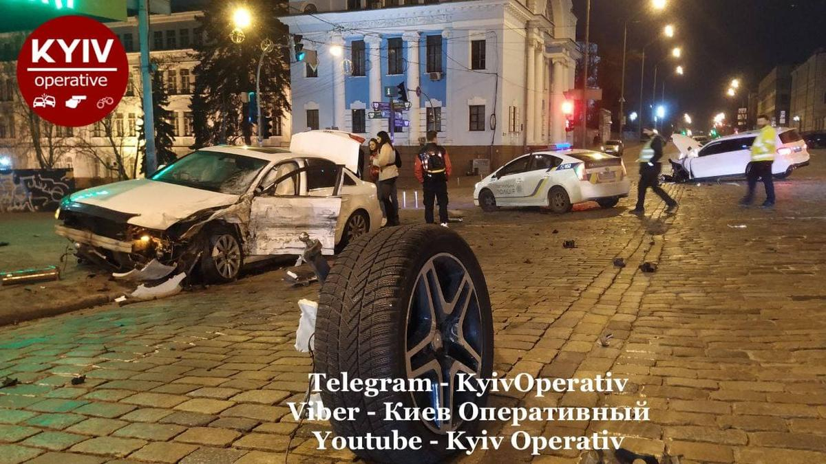 У центрі Києва лоб у лоб зіштовхнулися Mercedes та Audi