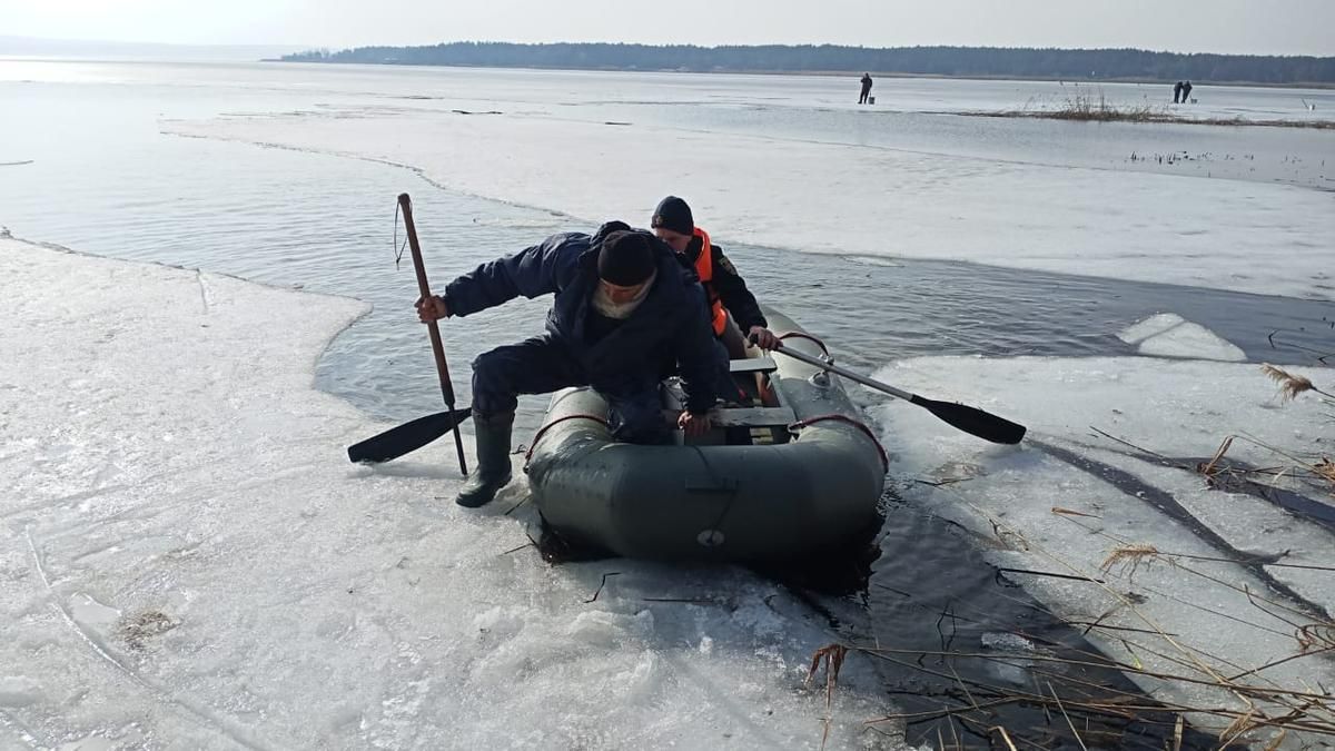 Під Переяславом на Київщині рибалки опинилися на відколотій крижині