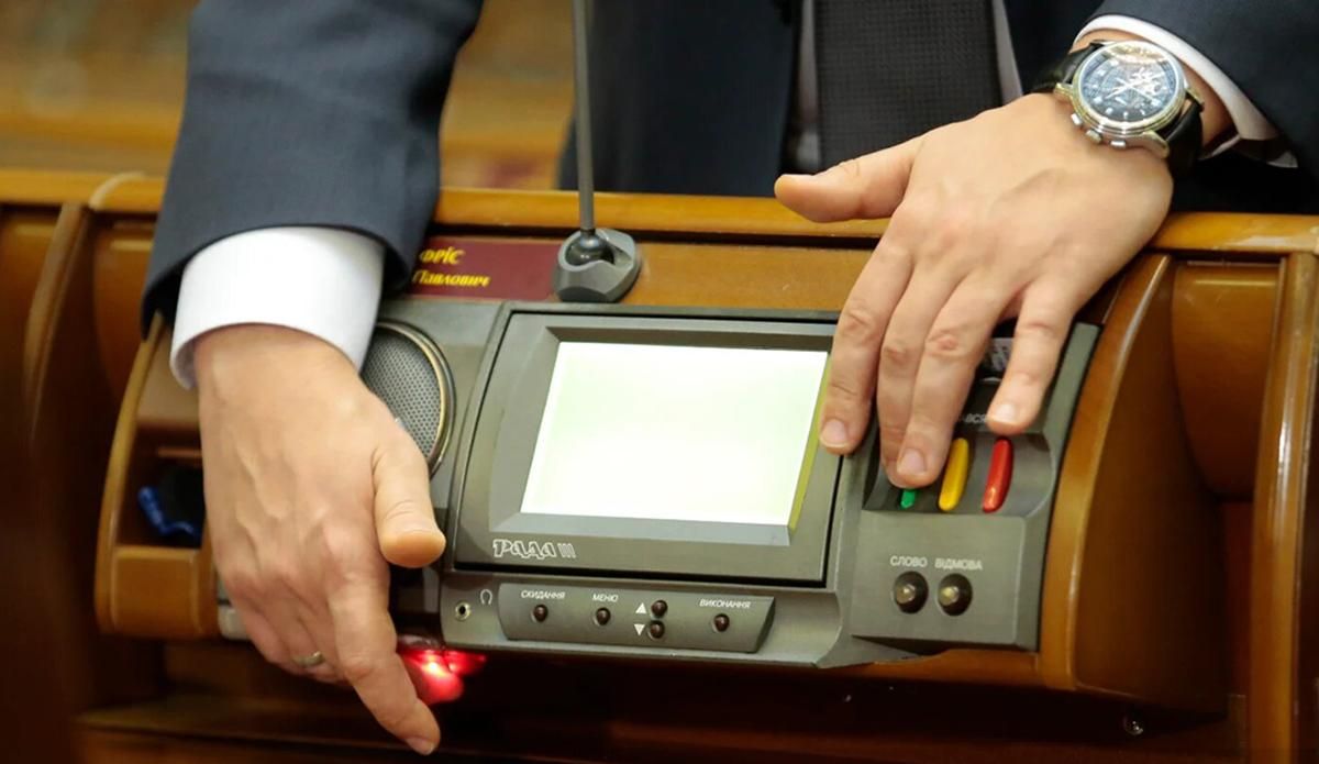 В Слуге народа заявили, что сенсорную кнопку в Раде можно обмануть В Слуге народа заявили, что сенсорную кнопку в Раде можно обмануть