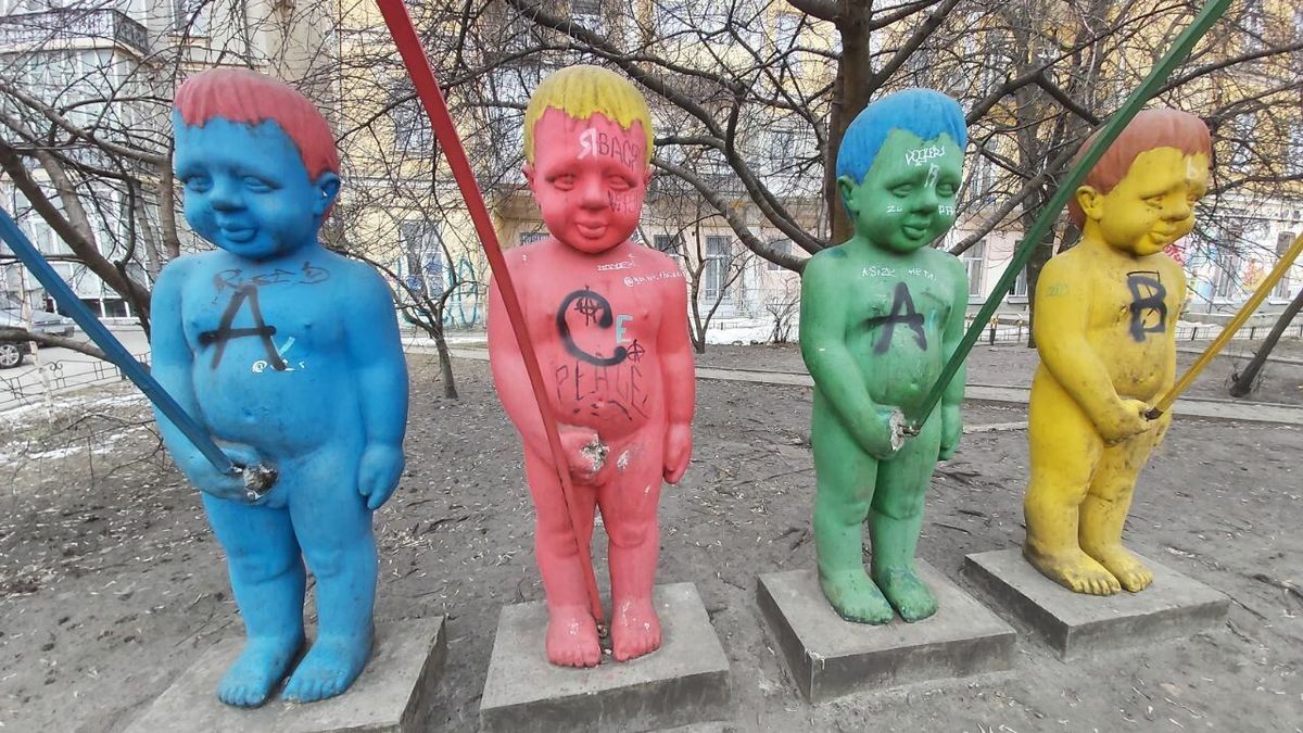 У Києві зіпсували скульптури хлопчиків-дзюркунчиків на Пейзажній алеї