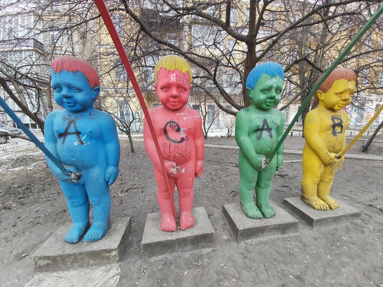 В Киеве на Пейзажной аллее испортили скульптуры мальчиков