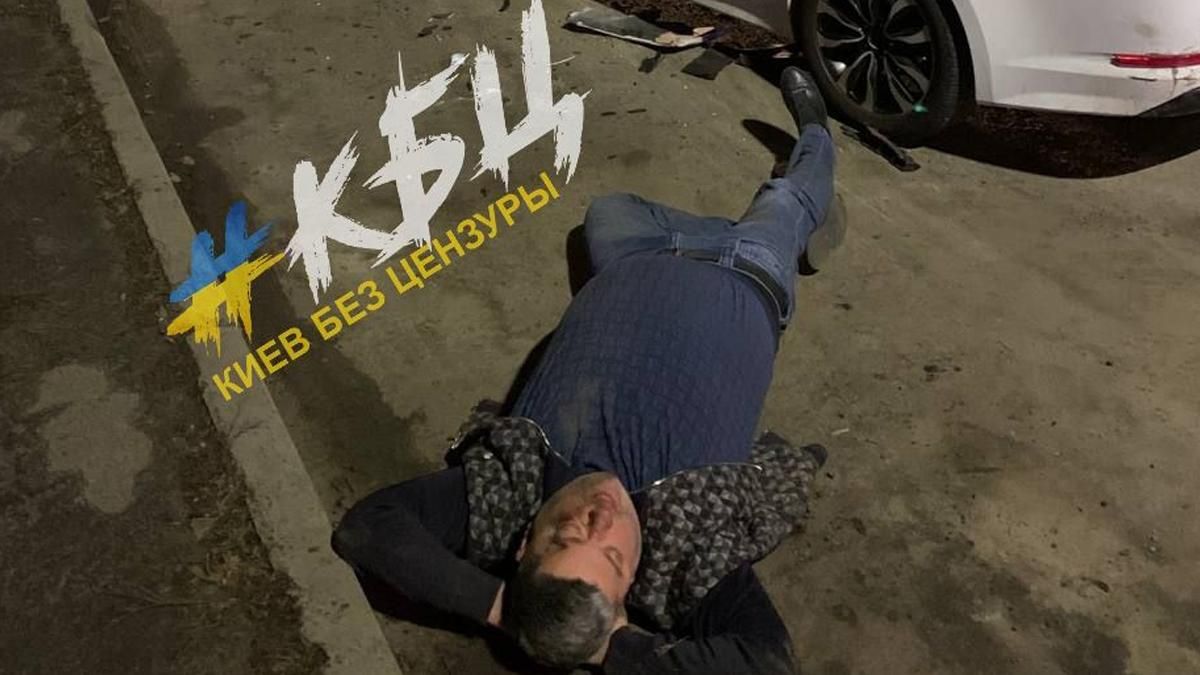 У Києві п’яний водій ліг спати на дорозі після ДТП: фото У Києві п’яний водій ліг спати на дорозі після ДТП: фото