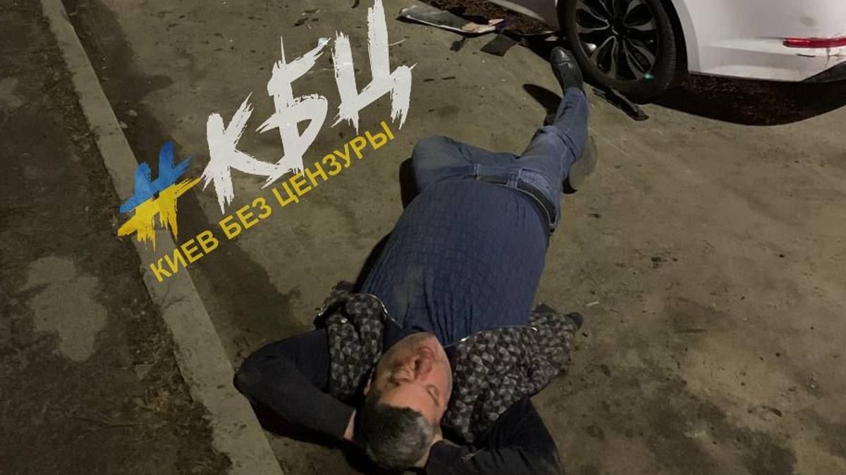 В Киеве пьяный водитель лег спать на дороге после ДТП: фото 