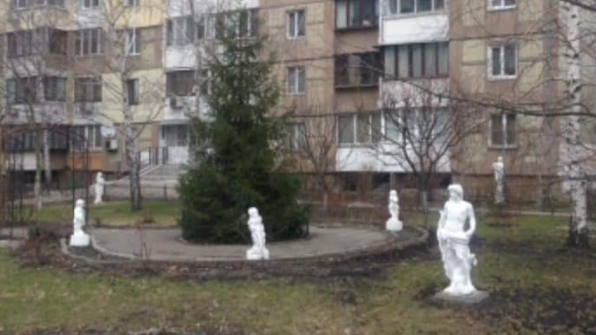 Скульптуры в античном стиле на Пушиной, 8 поделили мнения киевлян Скульптуры в античном стиле на Пушиной, 8 поделили мнения киевлян