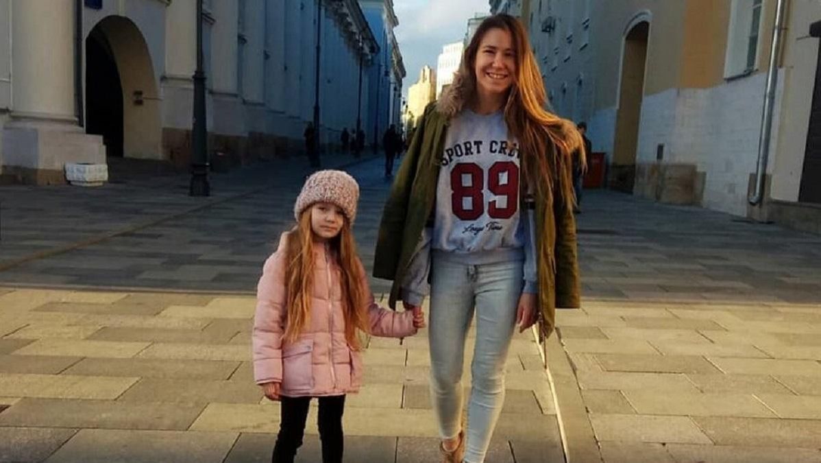 Мать и дочь в постели голые Скандал с Миланой Маханец: мать отрицает детское порно блогеров