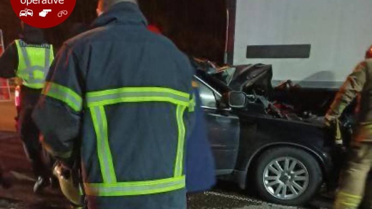 Под Киевом Volvo на большой скорости влетел под фуру, водитель погиб