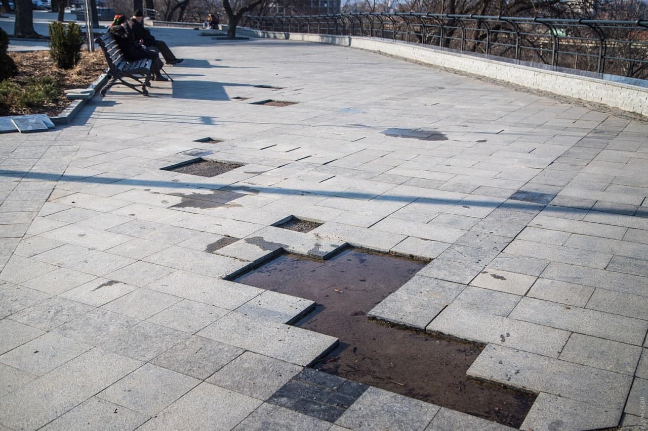 В Одесі відвалюється плитка бульвару за 94 мільйони В Одесі відвалюється плитка бульвару за 94 мільйони