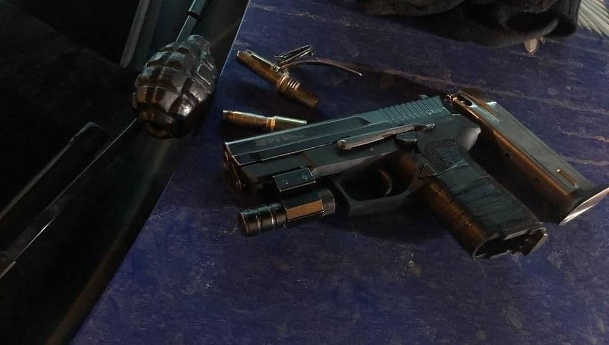 На Осокорках у Києві затримали чоловіка з гранатою та пістолетом На Осокорках у Києві затримали чоловіка з гранатою та пістолетом