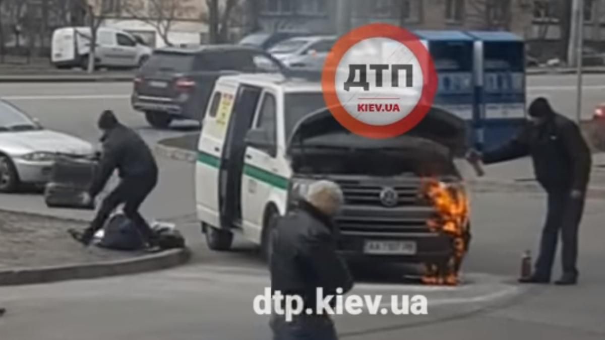 На Оболоні у Києві на ходу загорілася інкасаторська автівка