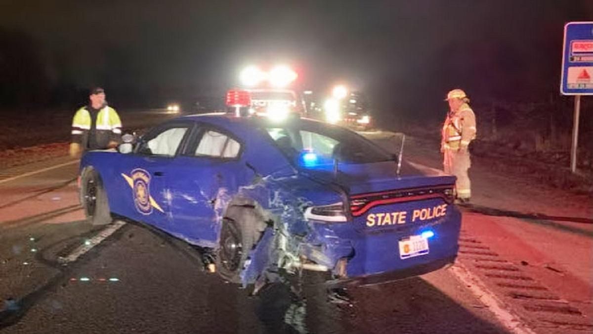 Tesla Model Y на "автопилоте" протаранила полицейскую машину в Мичигане Tesla Model Y на "автопилоте" протаранила полицейскую машину в Мичигане