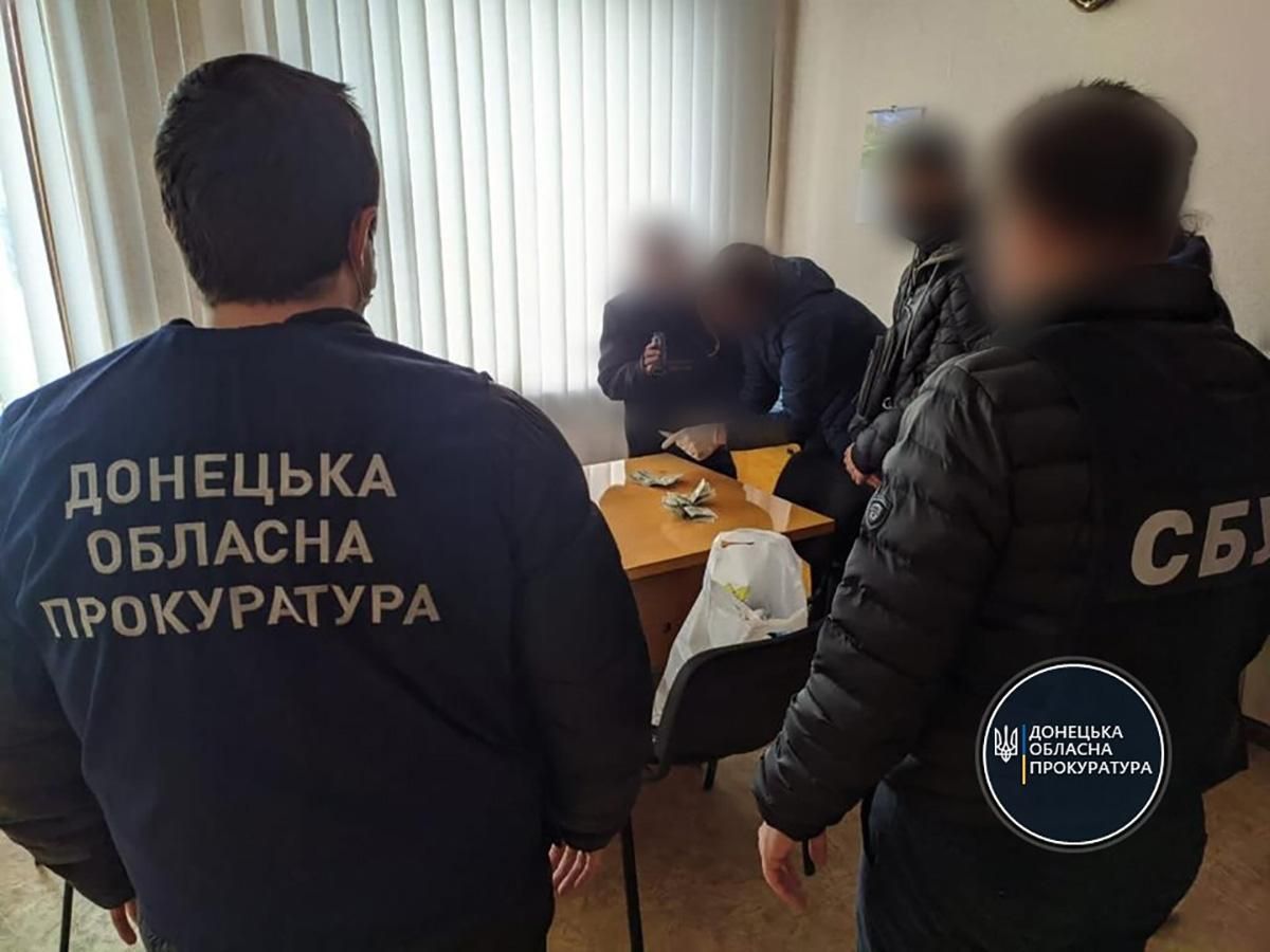 В Донецкой области на взятке в 2000 долларов задержали чиновника