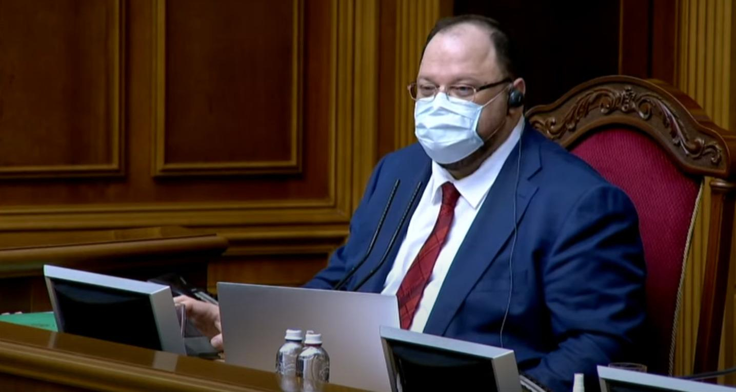 Рада не IQOS-friendly: Стефанчук напомнил о запрете курить IQOS
