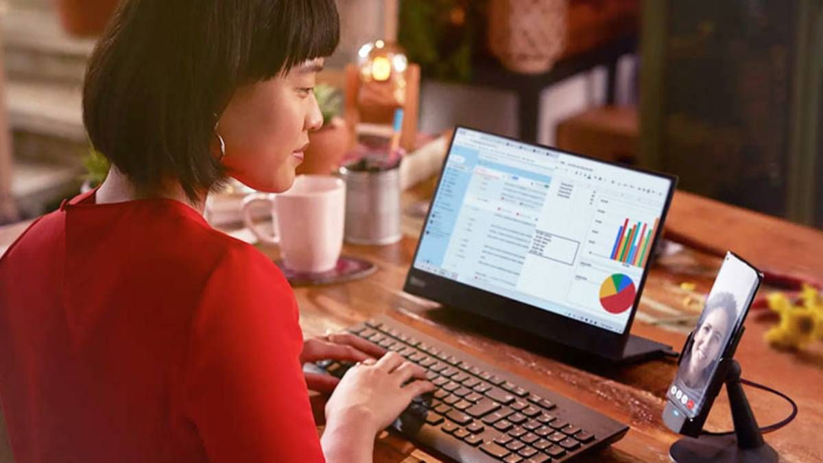 Motorola сделала со своего смартфона Edge Plus замену компьютеру Motorola сделала со своего смартфона Edge Plus замену компьютеру