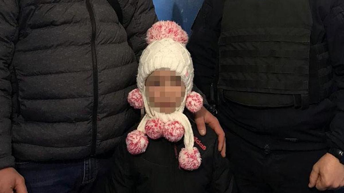 В Киеве мать издевалась с 6-летней дочери: видео В Киеве мать издевалась с 6-летней дочери: видео