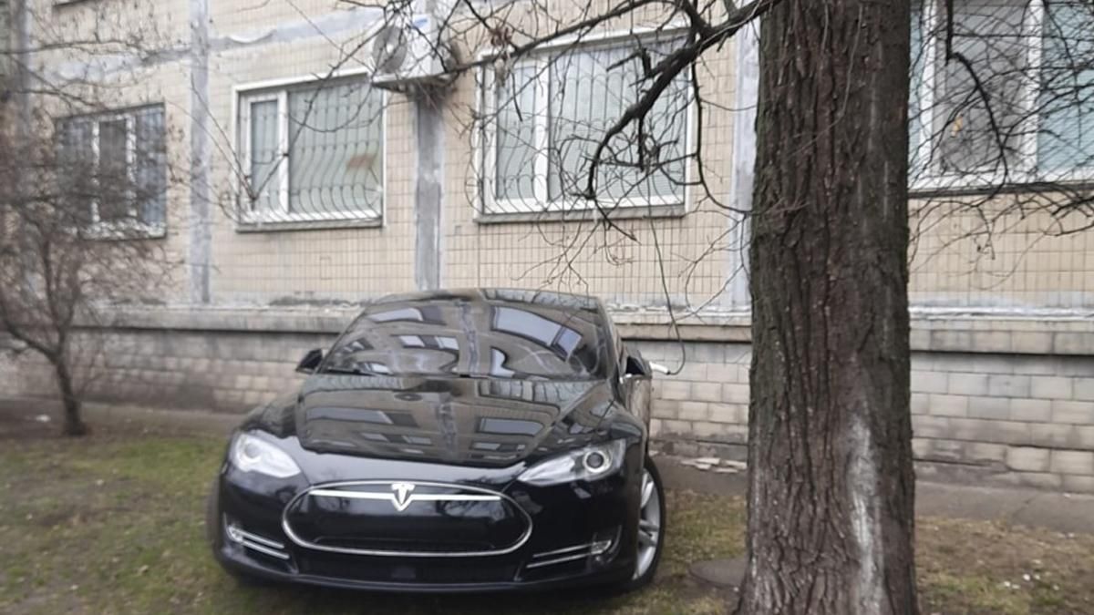 Сеть возмутило фото Tesla которую заряжают из окна - Киев