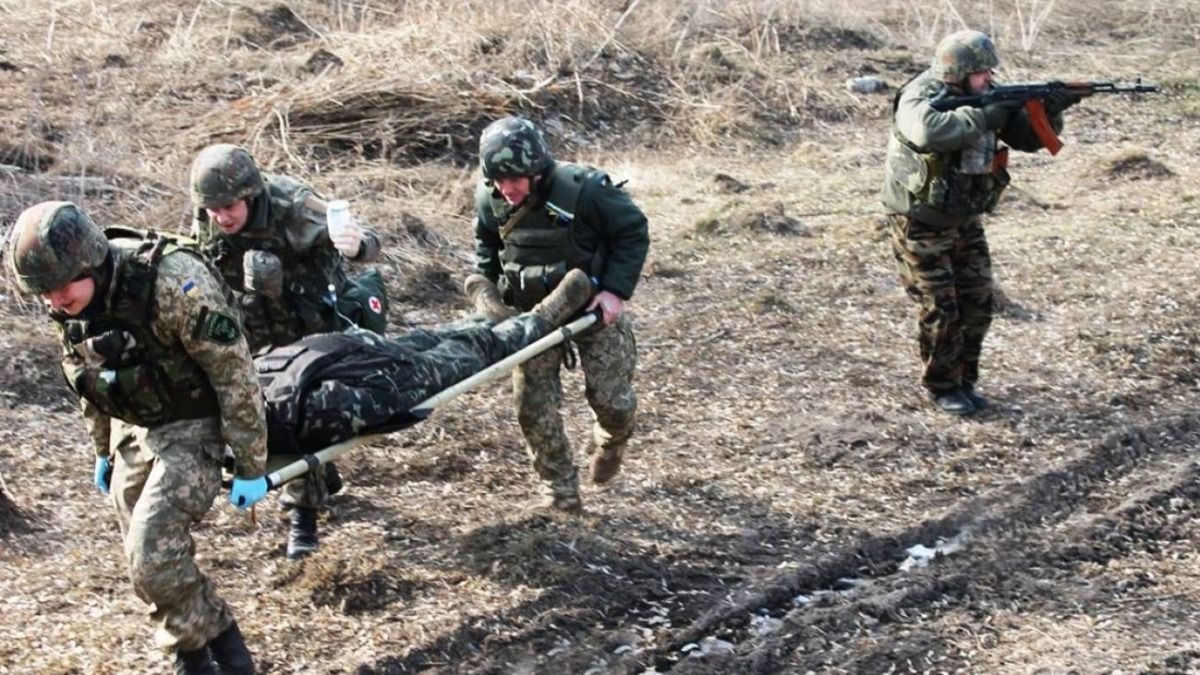 На Донбасі цивільний загинув через обстріл авто 