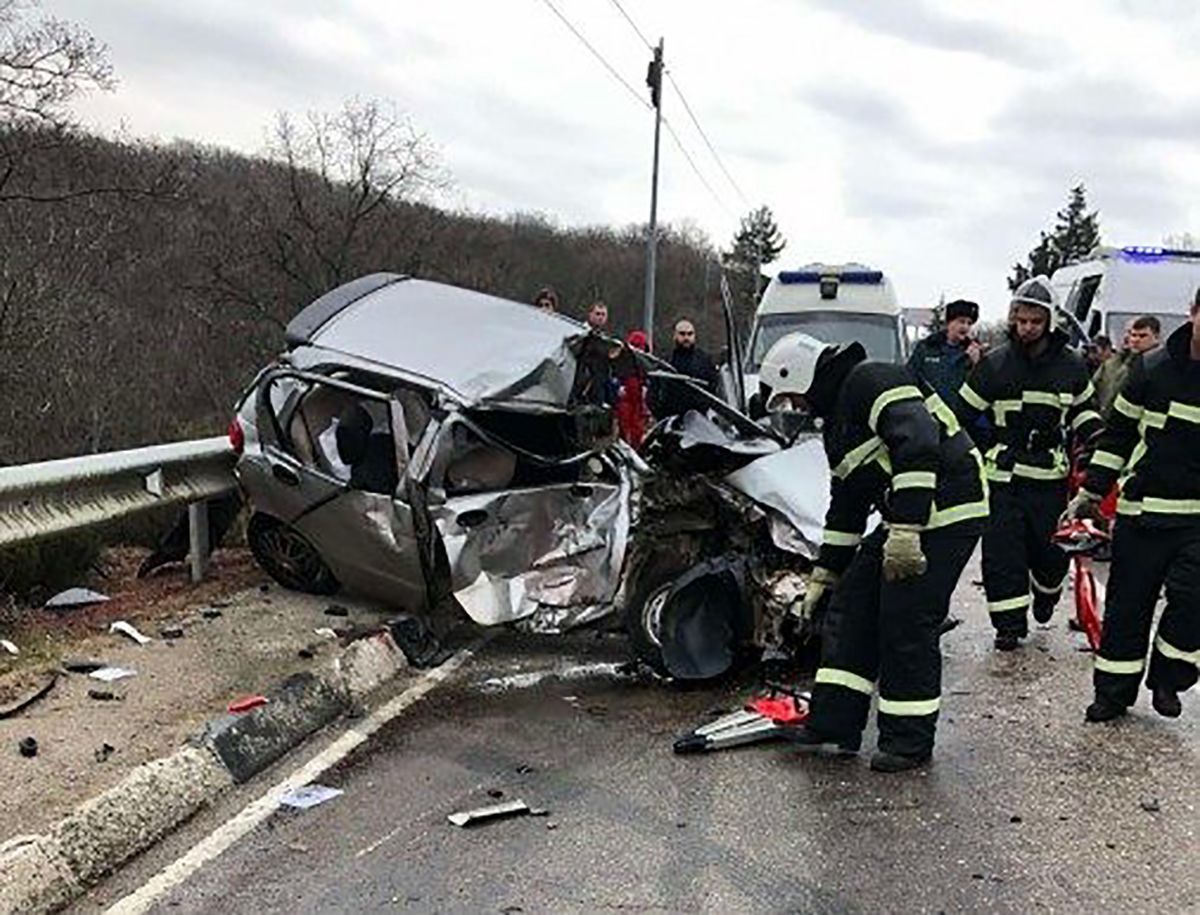 У Ялты российский бронеавтомобиль снес встречный автомобиль: видео