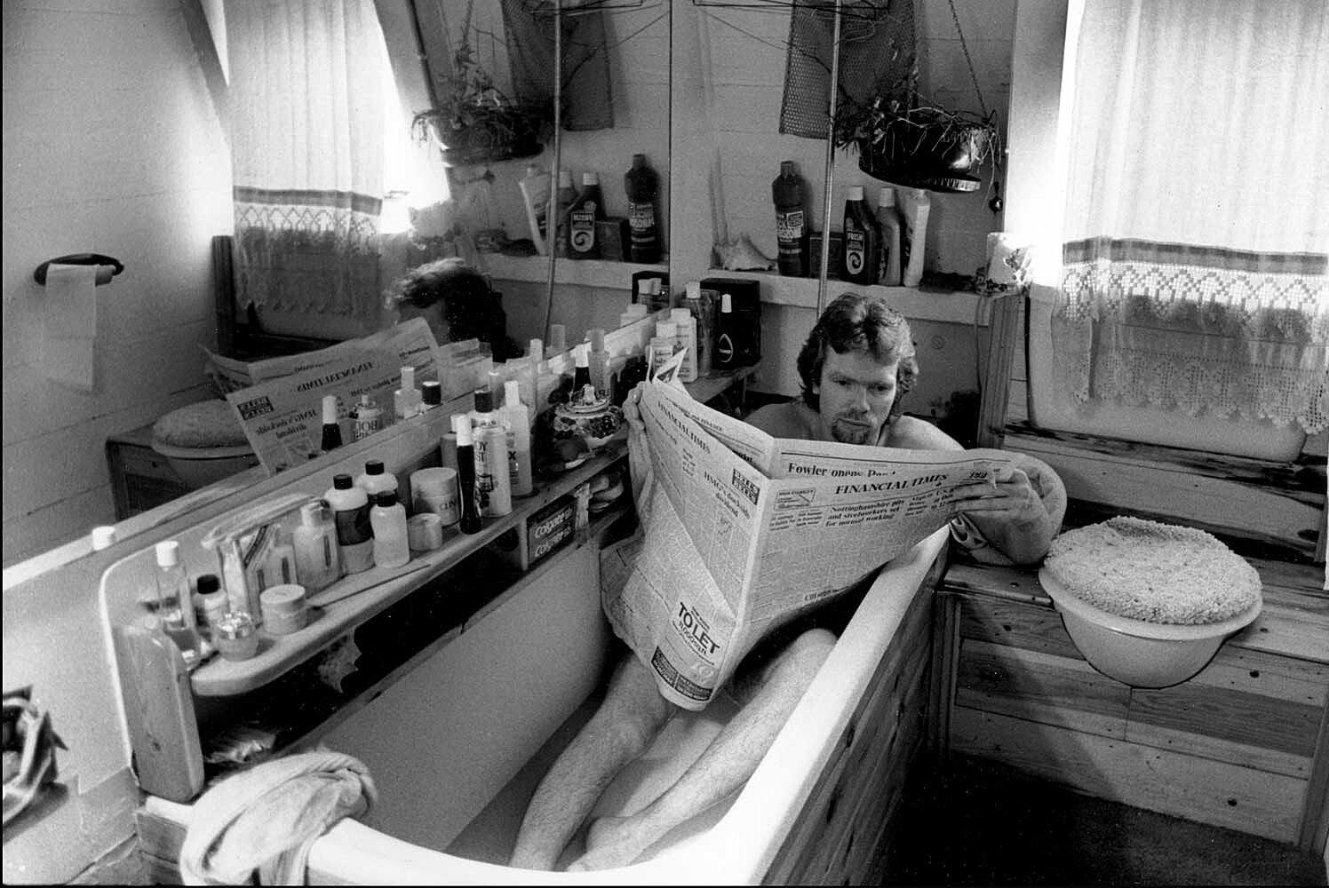 Ричард Брэнсон работает в ванной Ричард Брэнсон работает в ванной